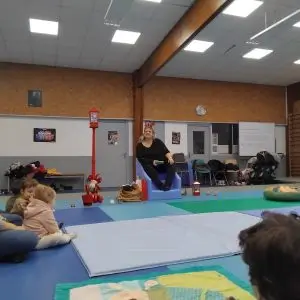 Christelle Rol entrain de présenter le spectacle