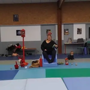 Christelle Rol entrain de jouer de la musique pour illustrer son histoire