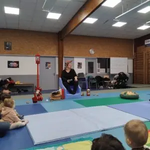 Christelle Rol entrain de présenter le spectacle - Les Improverties - Compagnie d'improvisation théâtrale - Laval - Décembre 2024