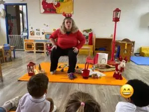 Christelle Rol entrain de raconter le comte aux tous petits - Les Improverties - Compagnie d'improvisation théâtrale - Laval - Décembre 2024