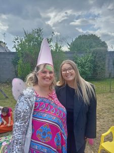 Christelle Rol comédienne dans la troupe Les improvertis pour un spectacle pour enfants traitant des accidents domestique pour le compte de la maison d'assistantes maternelles O'couleur de la Mam à Ernée en Mayenne 53